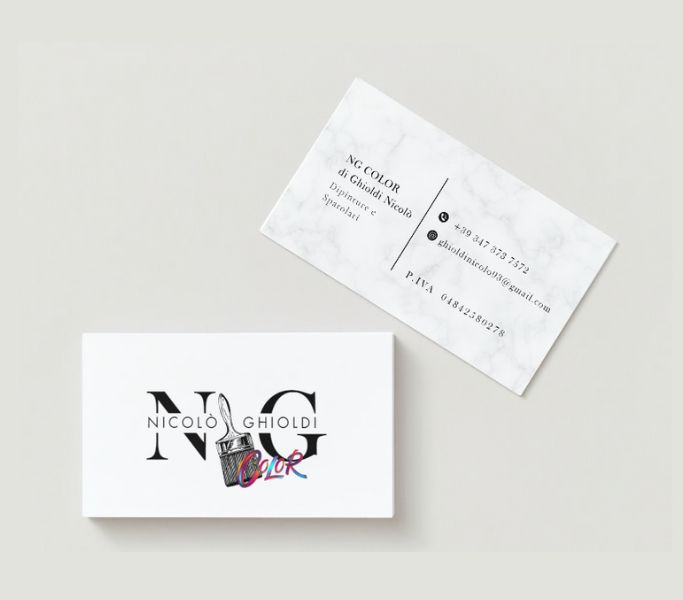 Mock-up biglietto da visita NG COLOR di Nicolò Ghioldi: fronte con monogramma NG e pennello “Color”, retro effetto marmo con contatti; design di Natalia Canaletti