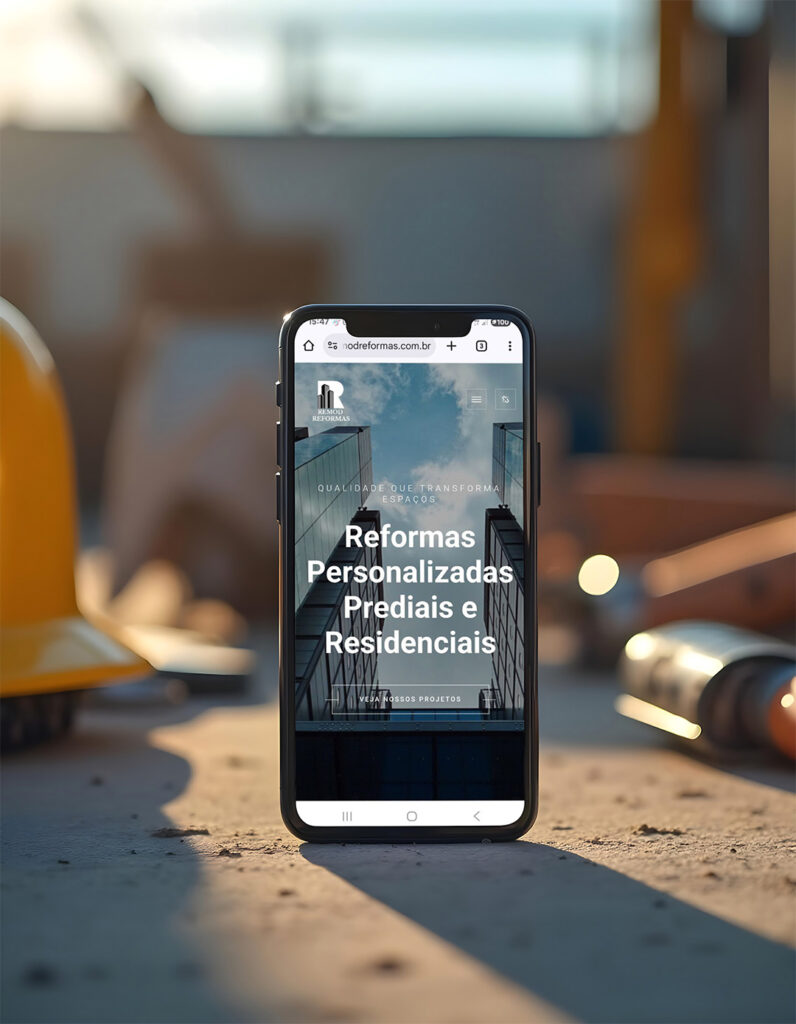 Mock-up smartphone con homepage “Reformas Personalizadas Prediais e Residenciais” su banco di cantiere; web design di Natalia Canaletti