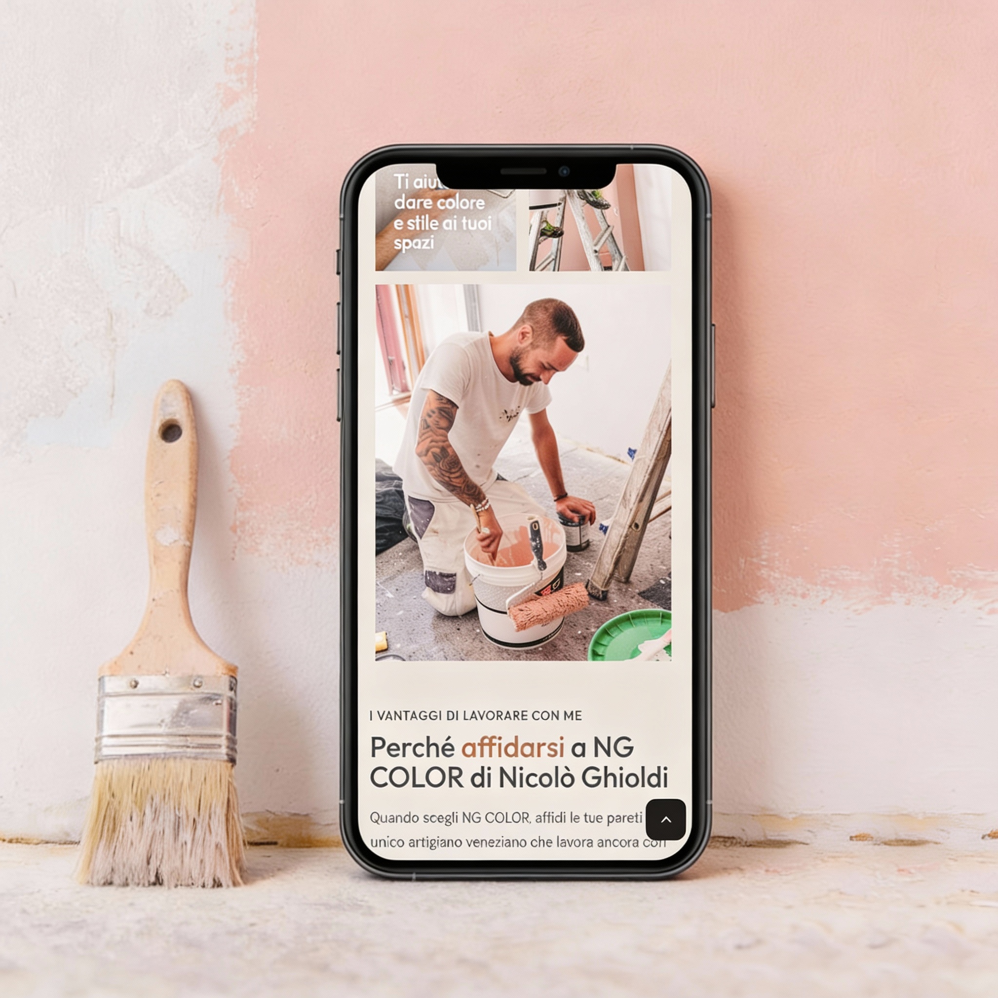 Mock-up smartphone con pagina mobile NG COLOR di Nicolò Ghioldi; pennello su sfondo parete rosa – web design di Natalia Canaletti